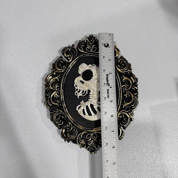 Mr. & Mrs Skeleton Framed Gothic Cameo Wall Decor 6.5" X 8.5" 3D Skull Halloween - Picture 6 of 9